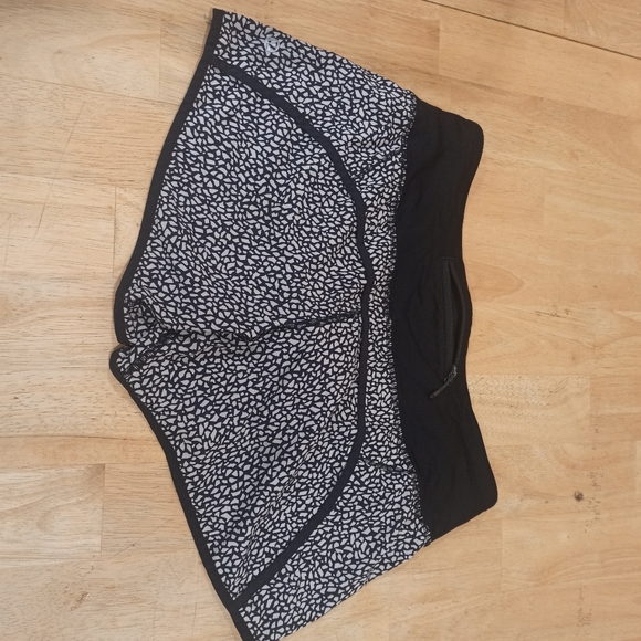 Lululemon women's athletic shorts. Size 6 - Picture 7 of 13